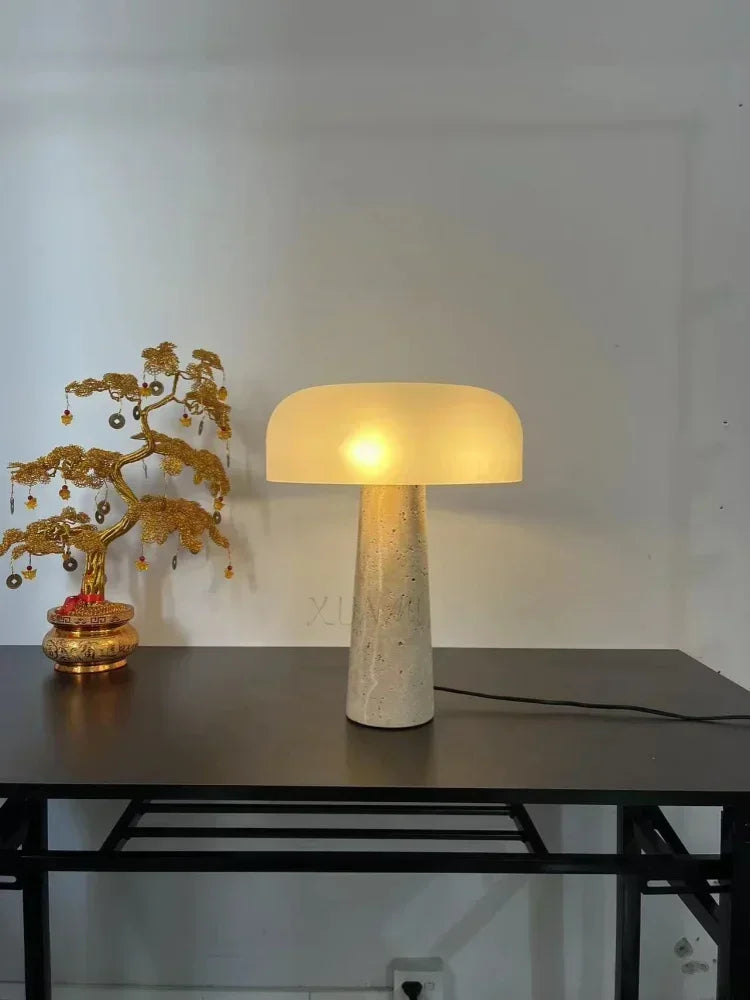 Stolní lampa z  přírodního travertinu Vecli