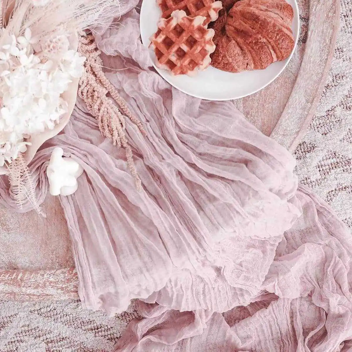 Ubrus z průhledné gázy na jídelní stůl v Boho stylu