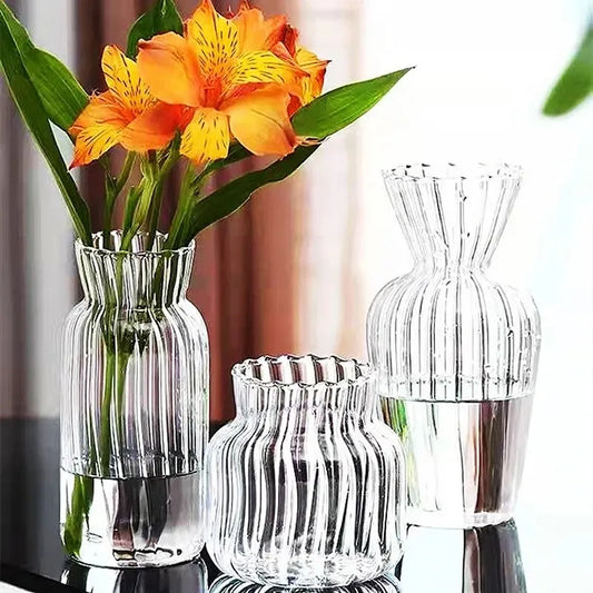 Vlnkované skleněné vázy v Nordic stylu