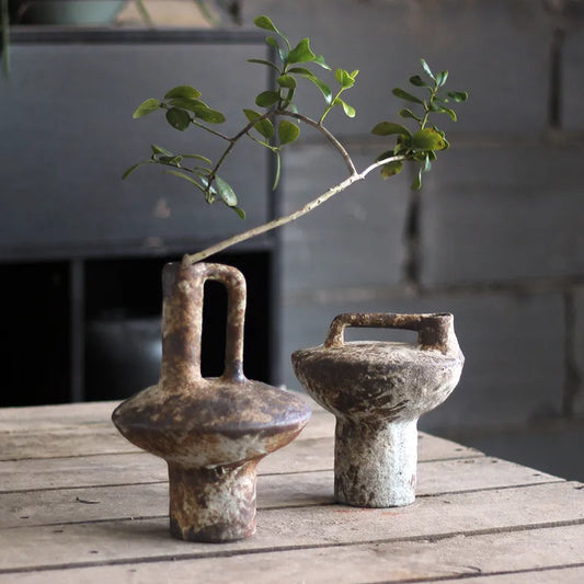 Ručně vyráběné vázy z hrubé keramiky ve styli Wabi Sabi Zen